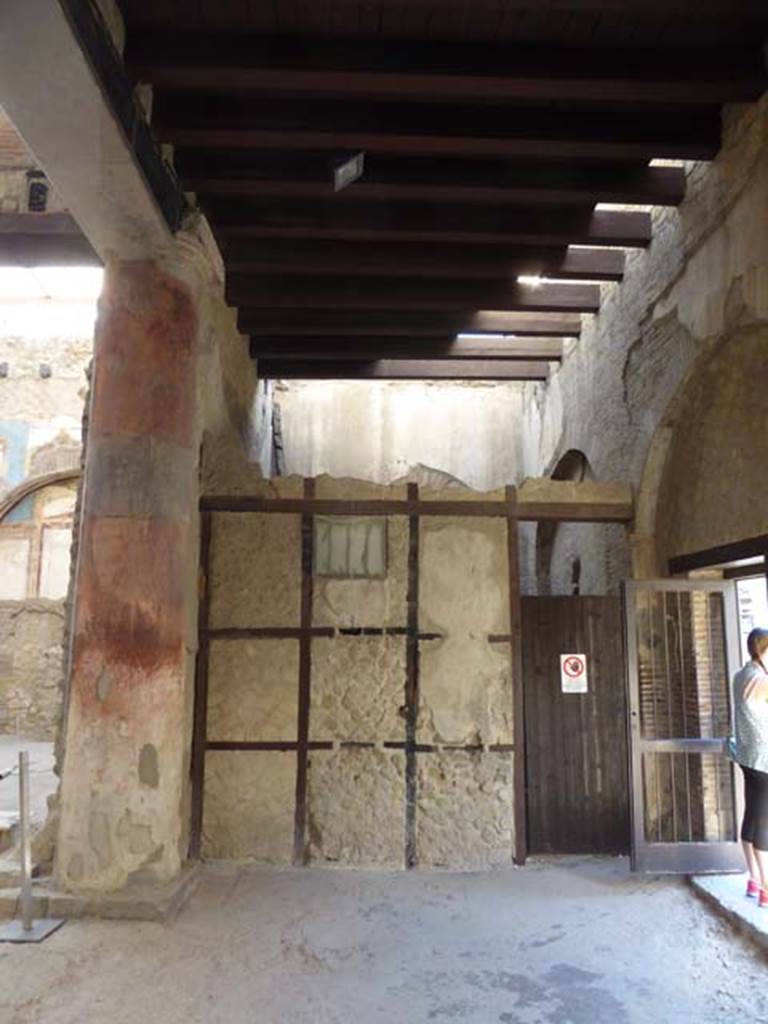 VI.21, Herculaneum. September 2015. Looking south towards wall of Opus craticium, belonging to a possible caretaker’s room. Photo courtesy of Michael Binns.